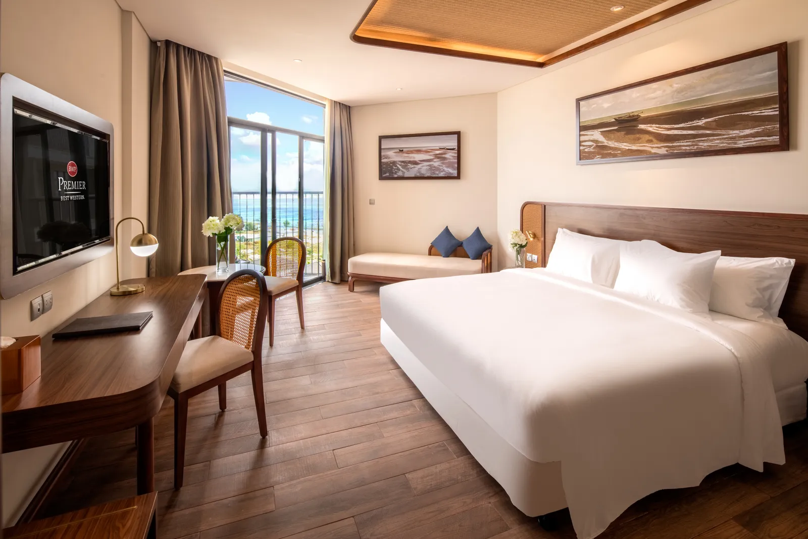 Premier Deluxe King with Partial Seaview